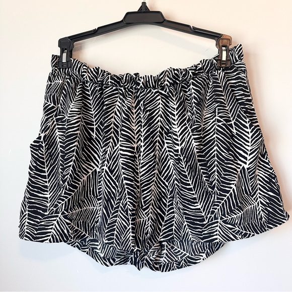 Fab’rik | Black & White Loose Flowy Shorts - Picture 1 of 10